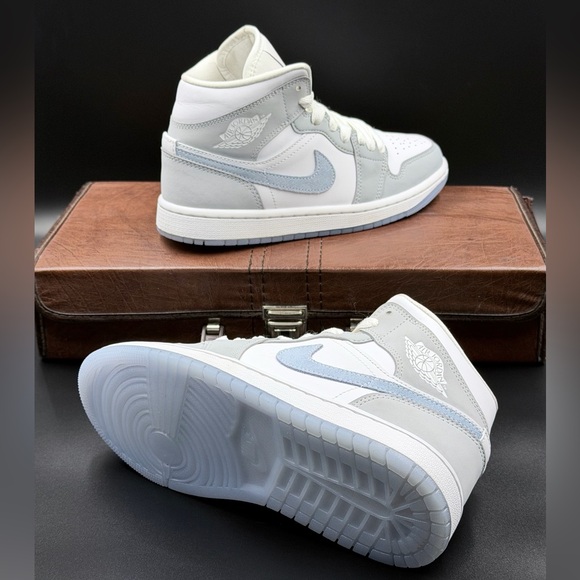 Wmns Air Jordan 1 Mid 'Wolf Grey Aluminum' - Picture 10 of 10